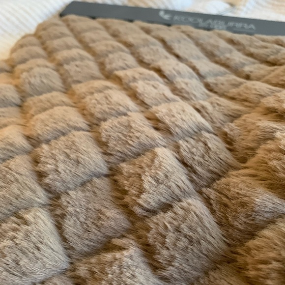 NWT koolaburra faux fur blanket brown - Picture 4 of 6